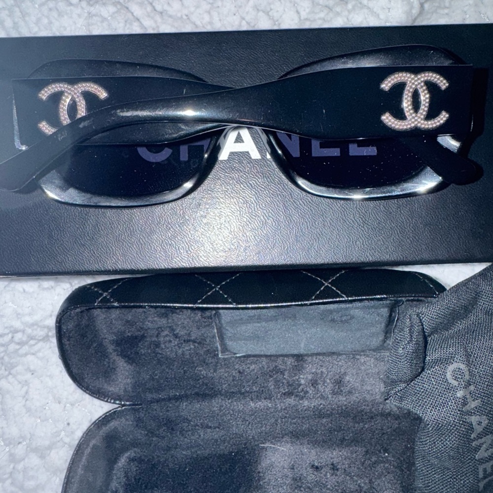 CHANEL Black Sunglasses - Picture 5 of 16
